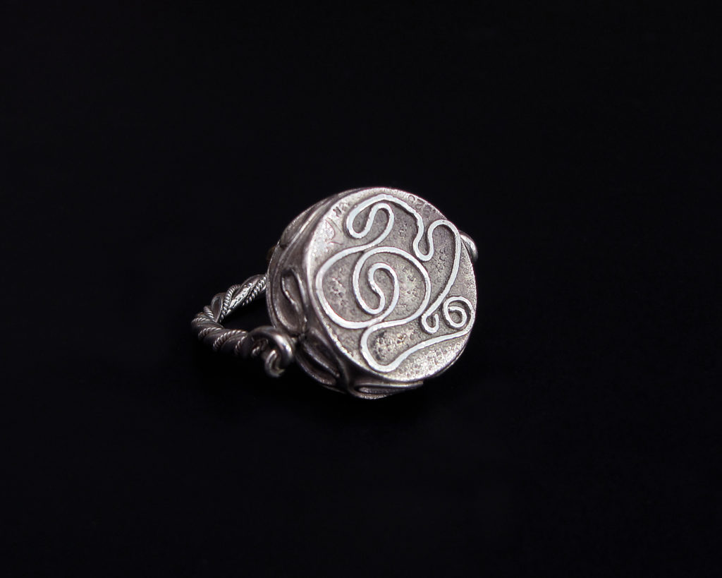 Rotation (back), filigree ring by Victoria Lansford