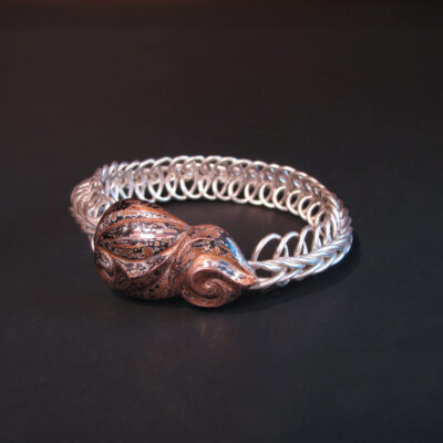Allahoudine II, Vertebrate chain bracelet with a clasp of Eastern repousse patterned mokume gane