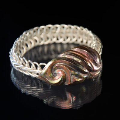 Allahoudine VI, Vertebrate chain bracelet with a shakudo clasp of Eastern repousse
