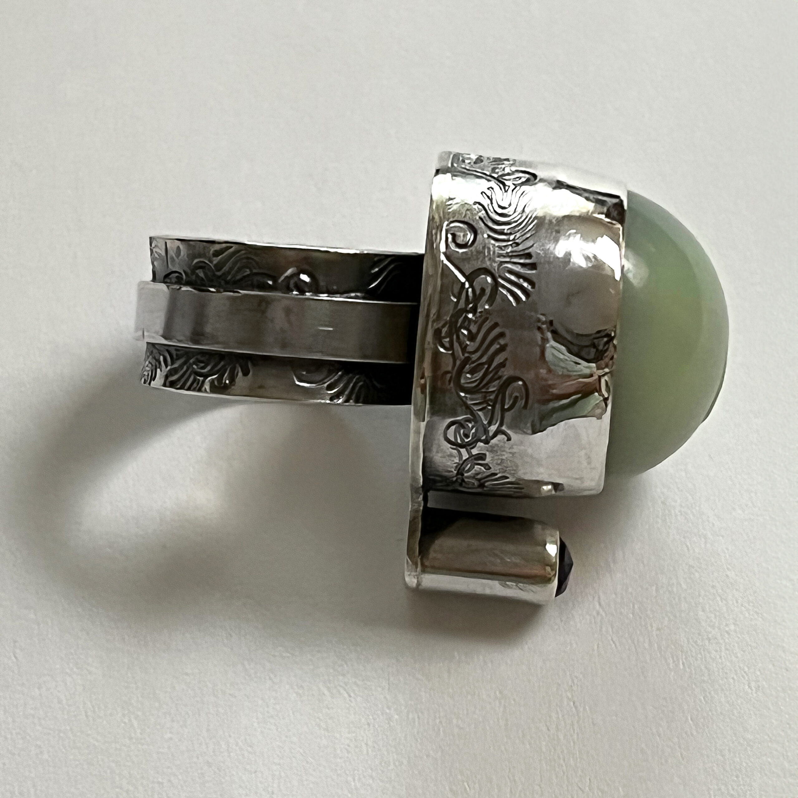 Ann Meyer's anticlastic spinner ring with stamped step bezel
