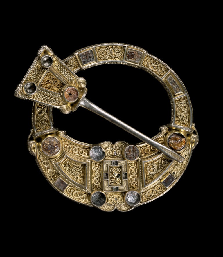 Hunterston Brooch
Cast, fabricated, granulation, filigree, and engraved brooch, c.700 AD Gold, silver, amber
Diameter 122mm, height 36mm Collection of the National Museum of Scotland
Photo by Pat Vasquez-Cunningham
Image courtesy of the museum
