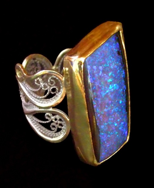 Jellyfish, Maze Shank, filigree ring, 2005; 22k gold, 18k gold, fine silver, Koroit opal